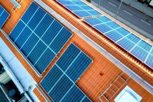 Ein Dach mit vielen Solarmodulen macht Ihren Strom alleine nicht effizient.