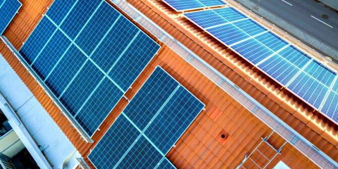 Ein Dach mit vielen Solarmodulen macht Ihren Strom alleine nicht effizient.