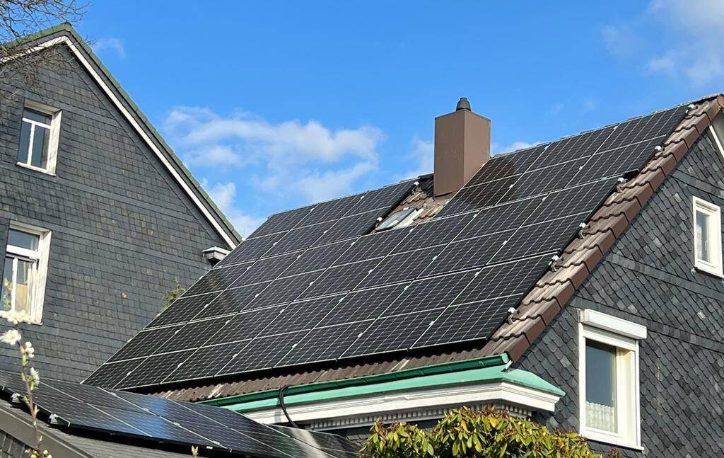 PV-Anlage bei Verschattung: Photovoltaik auf einem verwinkelten Schieferdach im Bergischen Land