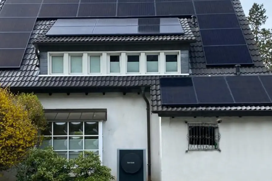 Kundenprojekt von enivon - PV Anlage auf einem freistehenden Einfamilienhaus