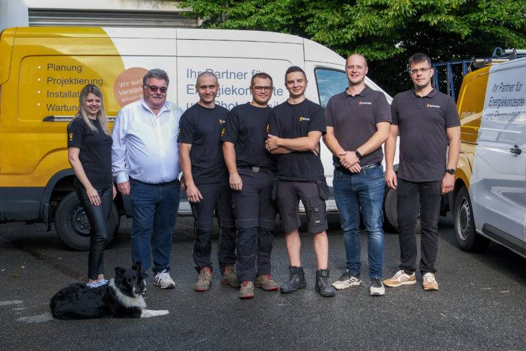 Das Team von enivon in einer Reihe mit Firmenhund