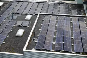 photovoltaik auf dem Flachdach eines Industriegebäudes