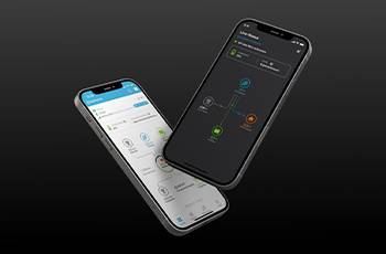 zwei schwebende Smartphones mit der enphase App