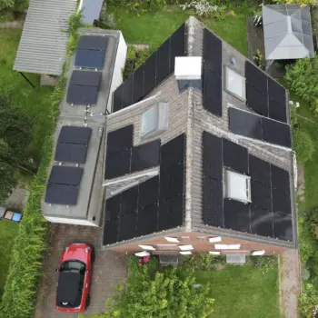 Ein freistehendes Einfamilienhaus mit Spitzdach und Gauben in ungünstiger Ausrichtung