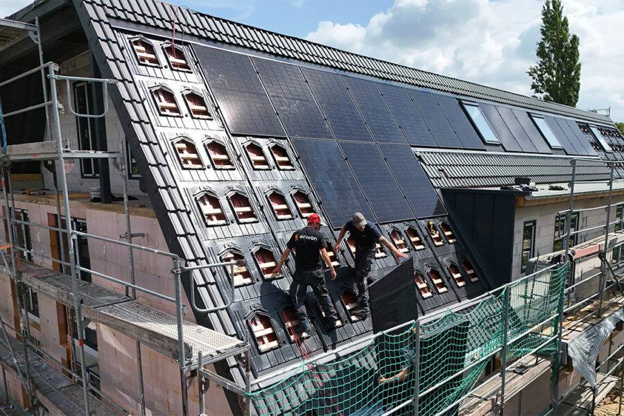Eine Photovoltaik Indach Anlage wird von enivon montiert