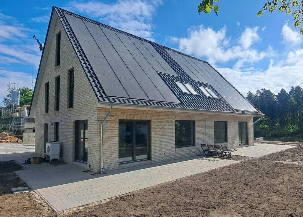 Ein Neubau mit einer PV-Indach Anlage