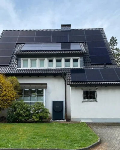 PV-Anlage von enivon auf einem freistehendem Haus